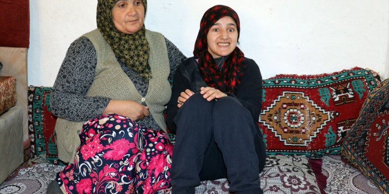 Huntington hastası genç kız tedavi olmak istiyor