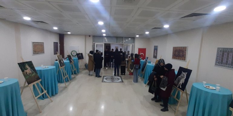 Iğdır'da görev yapan öğretim üyesi, at ve kedi sevgisini tuvale yansıttı