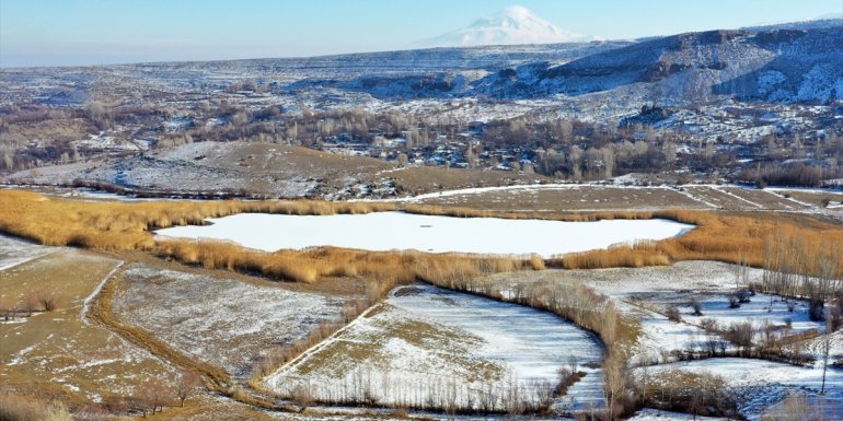 Iğdır'daki doğa harikası Üçkaya Gölü buzla kaplandı
