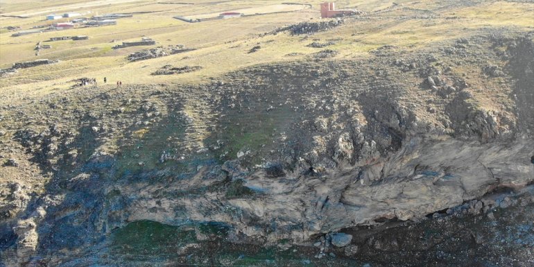 IĞDIR - Kayalıklarda mahsur kalan keçiler ekiplerce 2 saatte kurtarıldı1