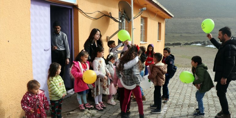 IĞDIR - Minik öğrenciler aldıkları hediyeleri dağ köyündeki arkadaşlarıyla paylaştı1