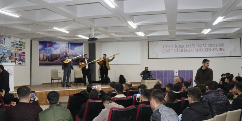 IĞDIR - Üniversite öğrencilerine halk ozanlarından moral konseri1