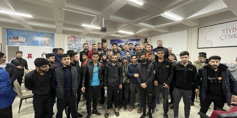 Iğdır Valisi Sarıibrahim, dolmuş fiyatlarına tepki gösteren öğrencilerle görüştü