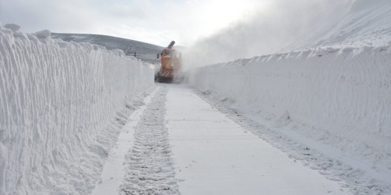 'Kar kaplanları'nın 3 metreye ulaşan karda zorlu yol açma çalışması sürüyor