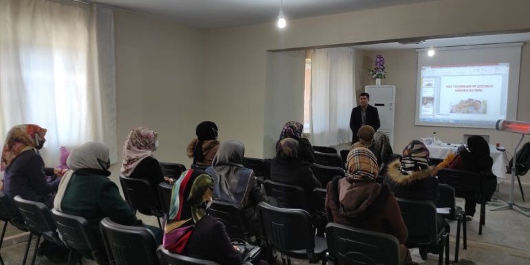 Karakoçan'da "Aile tutumları ve çocuklarla sağlıklı iletişim" semineri düzenlendi