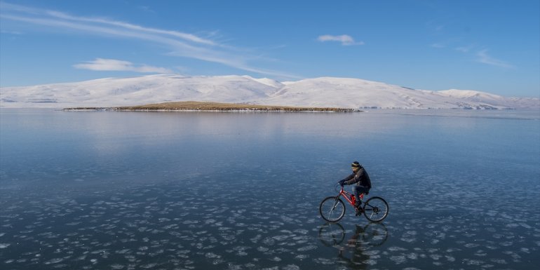 Buzla kaplanan Çıldır Gölü'nde çocukların bisiklet keyfi