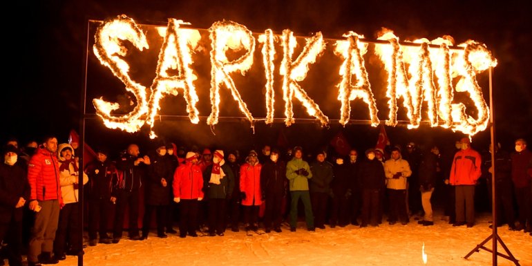 Cıbıltepe Kayak Merkezi'nde turizm sezonu meşaleli kayak gösterileriyle başladı
