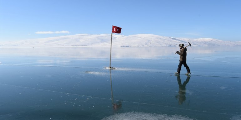 Çıldır Gölü'nde buz üstünde atlı kızak keyfi
