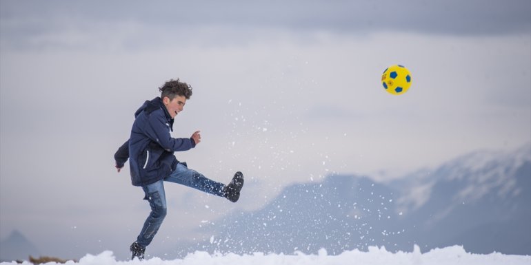 Kars'ın 2 bin 84 rakımlı köyünde çocuklar kar yağışını eğlenceye dönüştürdü