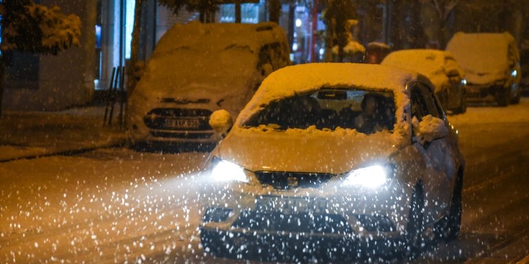 Kars ve Ardahan'da kar yağışı etkili oluyor