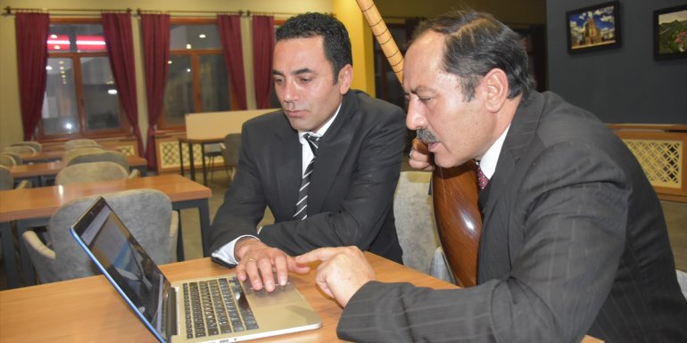 Karslı aşıklar AA'nın "Yılın Fotoğrafları"nı sazlı sözlü oyladı