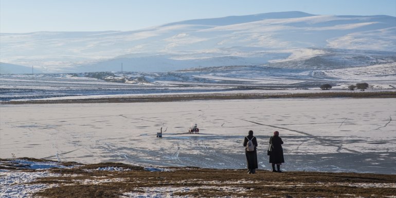 Kısmen donan Çıldır Gölü turistlerle şenlendi