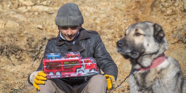 Miniklerin 'Fatih Ağabey'i, Kars'ın köylerindeki çocuklara binlerce oyuncak dağıttı