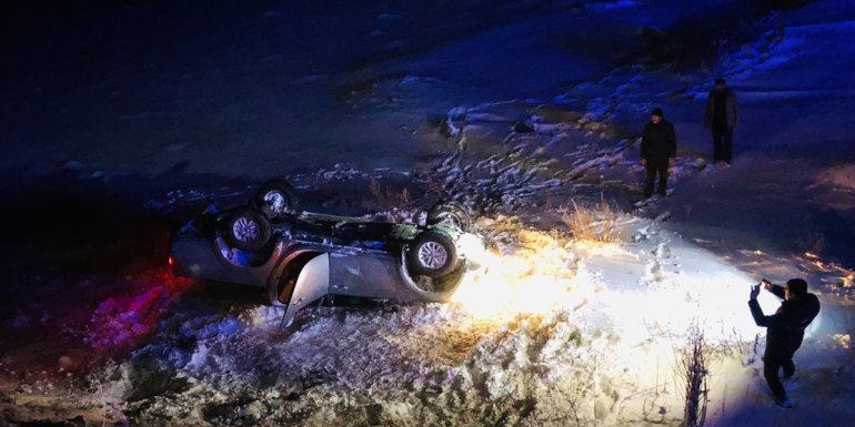 Kars'ta buzlanma nedeniyle şarampole devrilen otomobilde 4 kişi yaralandı