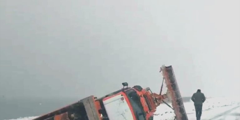 Kars'ta devrilen kar küreme aracının sürücüsü yaralandı