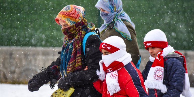 Kars'ta etkili olan kar hayatı olumsuz etkiledi