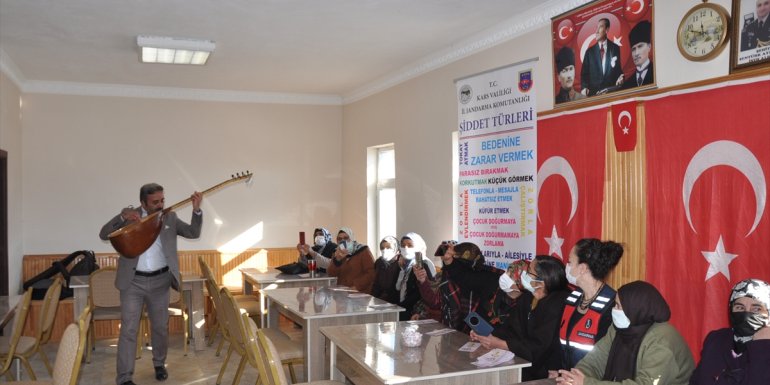 Kars'ta jandarma ekipleri köydeki kadınlara KADES'i anlattı