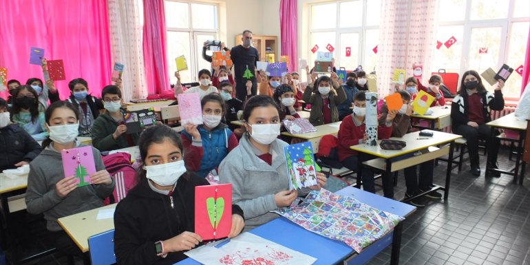 Keban'da öğrenciler yılbaşı için kartpostal hazırladı