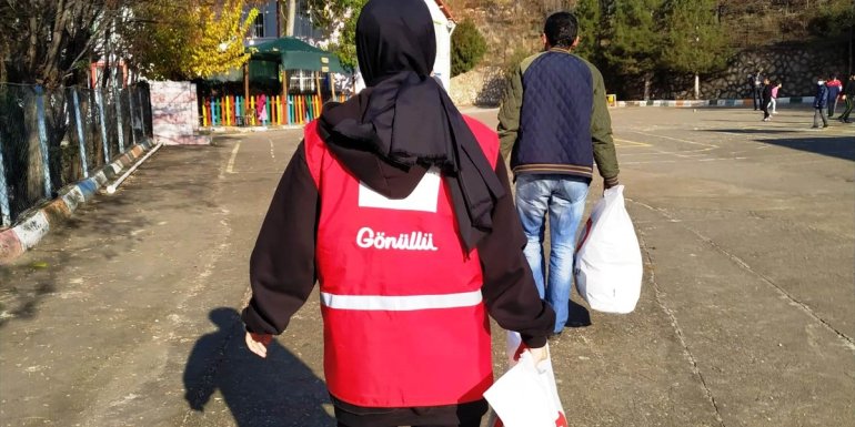 Keban'da öğrencilere giyim yardımı