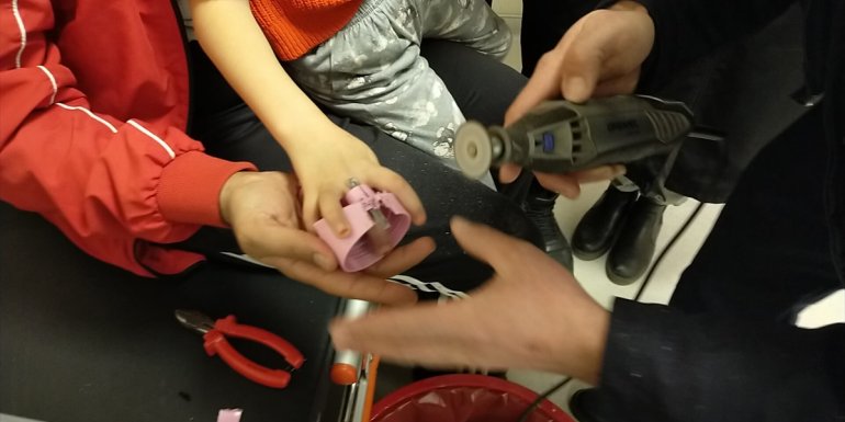 Malatya'da çocuğun suluk kapağına sıkışan parmağını itfaiye çıkarttı