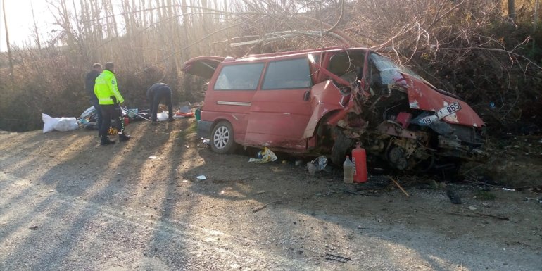 Malatya'da hafif ticari aracın takla atması sonucu 3 kişi yaralandı