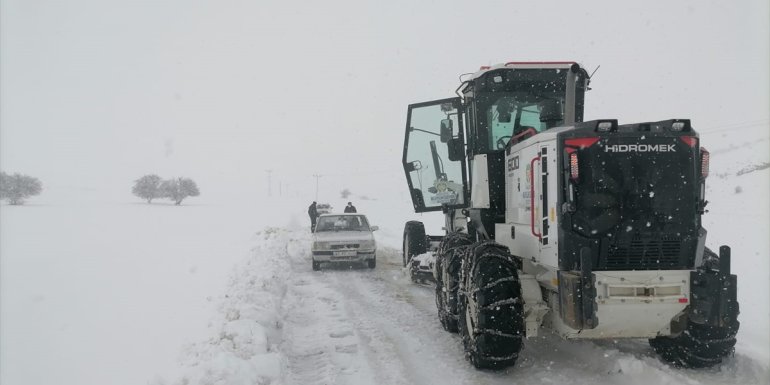 Malatya'da kar nedeniyle yolda mahsur kalan öğrenciler kurtarıldı