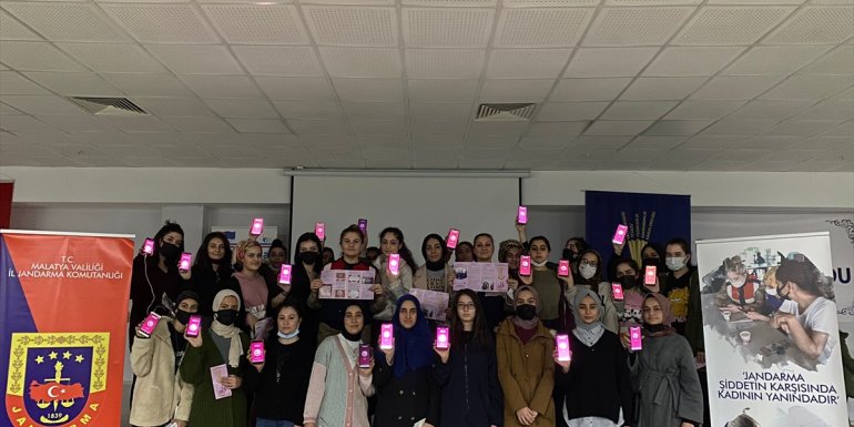 Malatya'da kız öğrencilere KADES uygulamasını anlattı