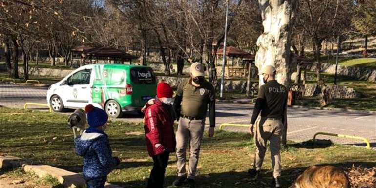 Malatya'da polis ekiplerinden sokak hayvanlarına yem ve mama desteği