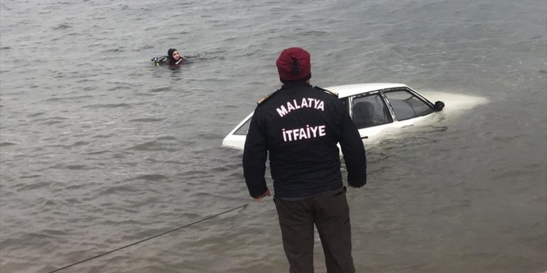 Malatya'da el freni çekilmeyen otomobil baraj gölüne düştü