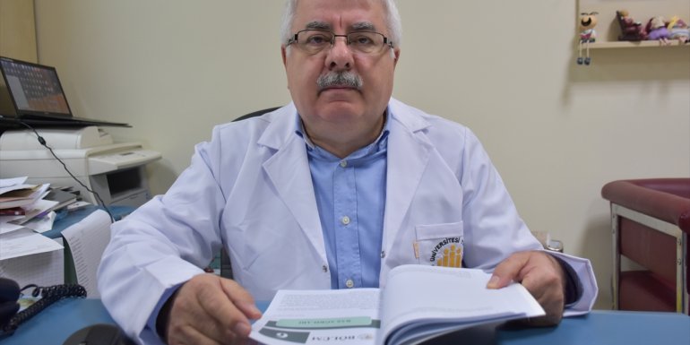 Kare kodlu kitapla tıp öğrencileri ve asistanlar konu anlatımını videodan izleyebiliyor