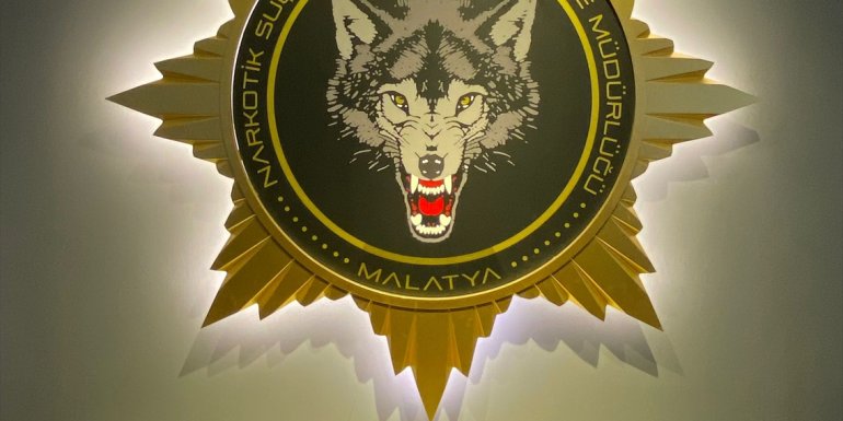 Malatya'da pencereye gizlenmiş 12 kilo 550 gram esrar ele geçirildi