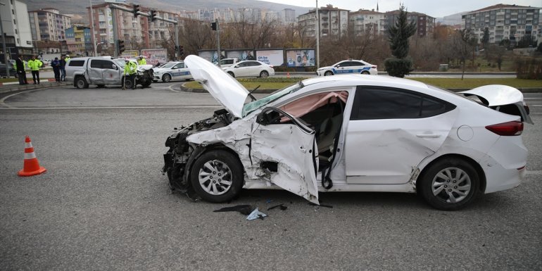 Şanlıurfa Valisi Abdullah Erin'in koruma ekibi Malatya'da kaza yaptı, 4 yaralı