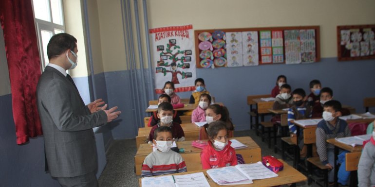 Malazgirt Kaymakamı Demirer'den okul ziyareti