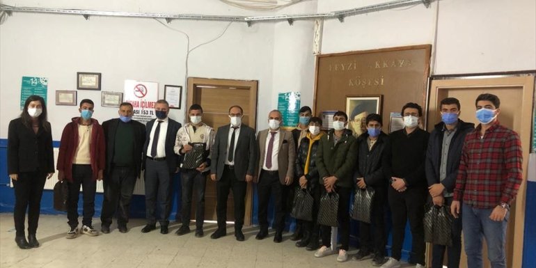 Malazgirt'te lise öğrencilerine kırtasiye ve kitap desteği