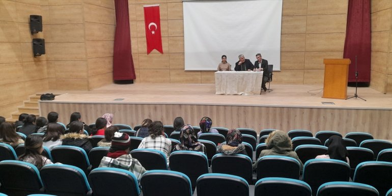 Malazgirt'te üniversite öğrencileri kurslar hakkında bilgilendirildi