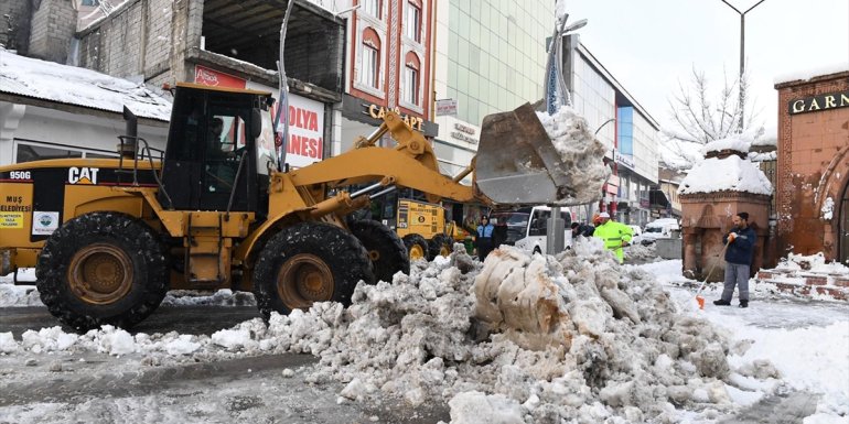 Muş Belediyesi karla mücadele çalışmalarına başladı