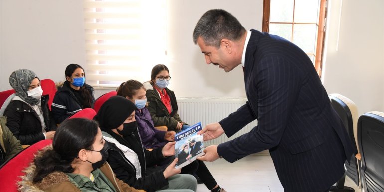 Muş Belediyesi'nden öğrencilere kaynak kitap desteği