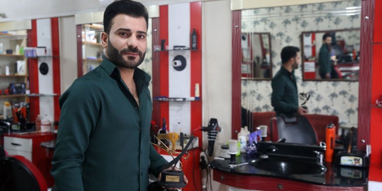 Dünya dördüncüsü berber köy köy gezerek çocukları tıraş ediyor