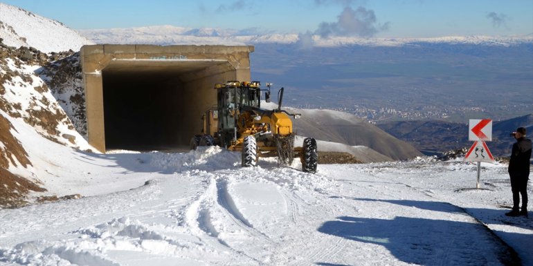 Muş'ta kardan kapanan 10 köy ile 21 mezra yolu açıldı