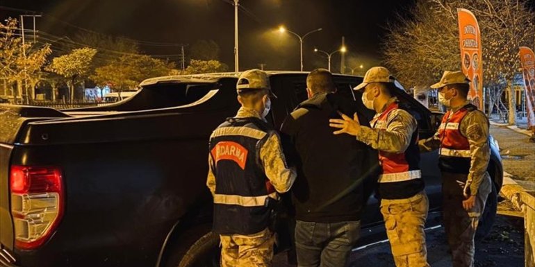 MUŞ - Kendisini yüzbaşı olarak tanıtarak esnafı dolandıran kişi yakalandı1