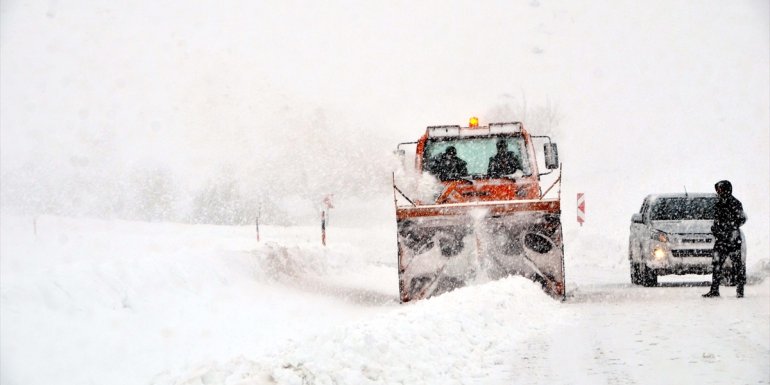 Muş-Kulp kara yolu kar ve tipi nedeniyle trafiğe kapatıldı