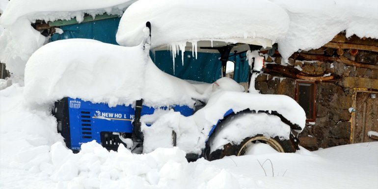 Muş'ta bazı köylerde evler kar altında kaldı