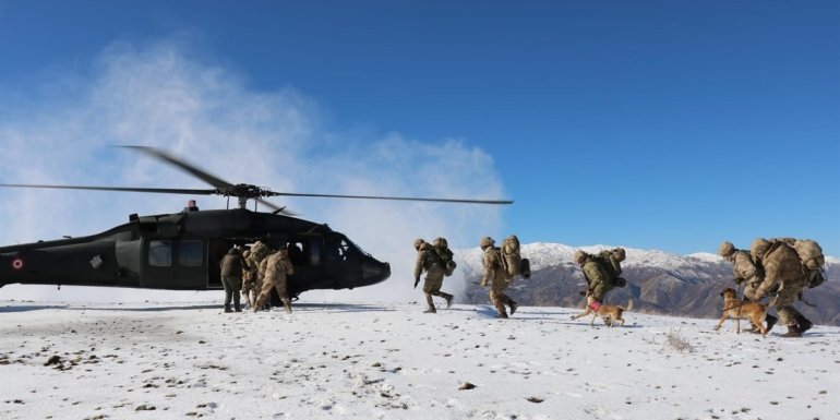 Muş'ta "Eren Kış-11 Şenyayla Operasyonu"nda mühimmat ve el yapımı patlayıcı ele geçirildi