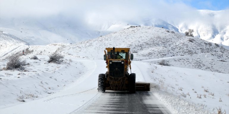 Muş'ta kardan kapanan köy ve mezra yolları açıldı