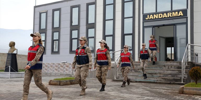 Muş'ta okul önlerinde denetim görevi yapan kadın astsubaylar güven veriyor