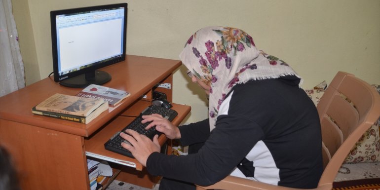 Muş'ta okuma yazma öğrenen engelli kız, şiir kitabı yazdı