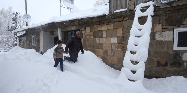 Muş'ta yüksek rakımlı köylerdeki bazı evler kar altında kaldı