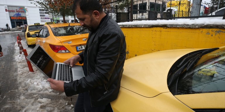 Muş'ta taksiciler AA'nın "Yılın Fotoğrafları" oylamasına katıldı