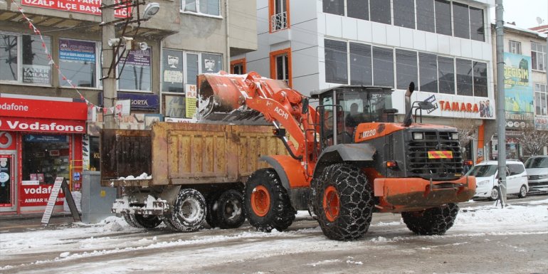 Özalp'ta kar yaşamı olumsuz etkiledi