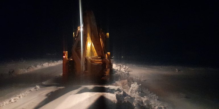 Özalp'ta karla mücadele çalışmaları sürüyor